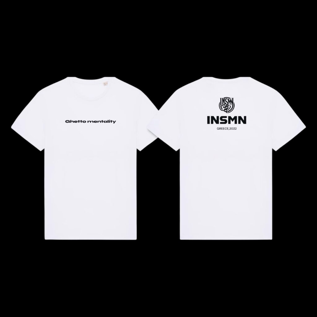 Λευκή κοντομάνικη μπλούζα με στάμπα Ghetto Mentality μπροστά και λογότυπο INSMN πίσω.